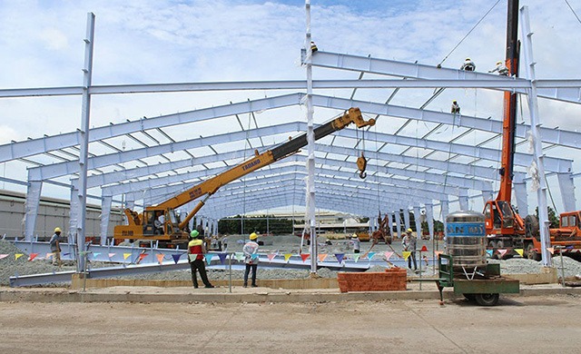 Lắp dựng nhà xưởng tiền chế bằng kết cấu thép, thi công nhanh, an toàn và chính xác.